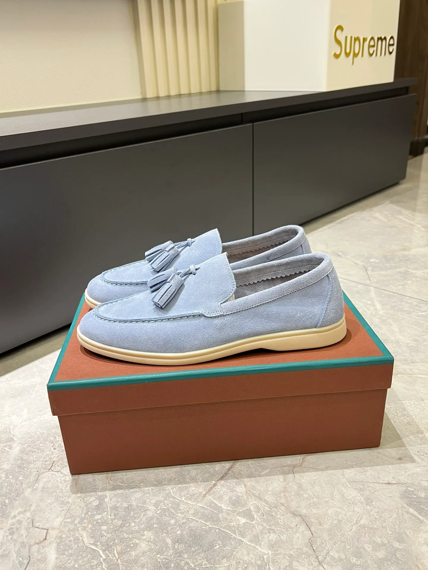 Men's shoes 💰p360 "Loro men's shoes 💰pian'*" Classic L men's shoes for couples 💰p Top version British flat loafers, a must-have item in old money style, the minimalist design is eye-catching and durable, a plus point for dressing The soft foot feel and texture are outstanding. They don’t scratch your feet and are very nice. They are matched with soft and waxy soles. They can be worn daily for a long time without getting tired. They are easy to wear, versatile and classic items, with perfect foot feel and texture! Imported cashmere fabric, the lining is made of imported A-grade water-dyed cow lining, the top version of the genuine leather midsole is sewn with pure handmade mark thread! Size: Female 35-40 (34. Customized) Male 38-44 (45.46. Customized)